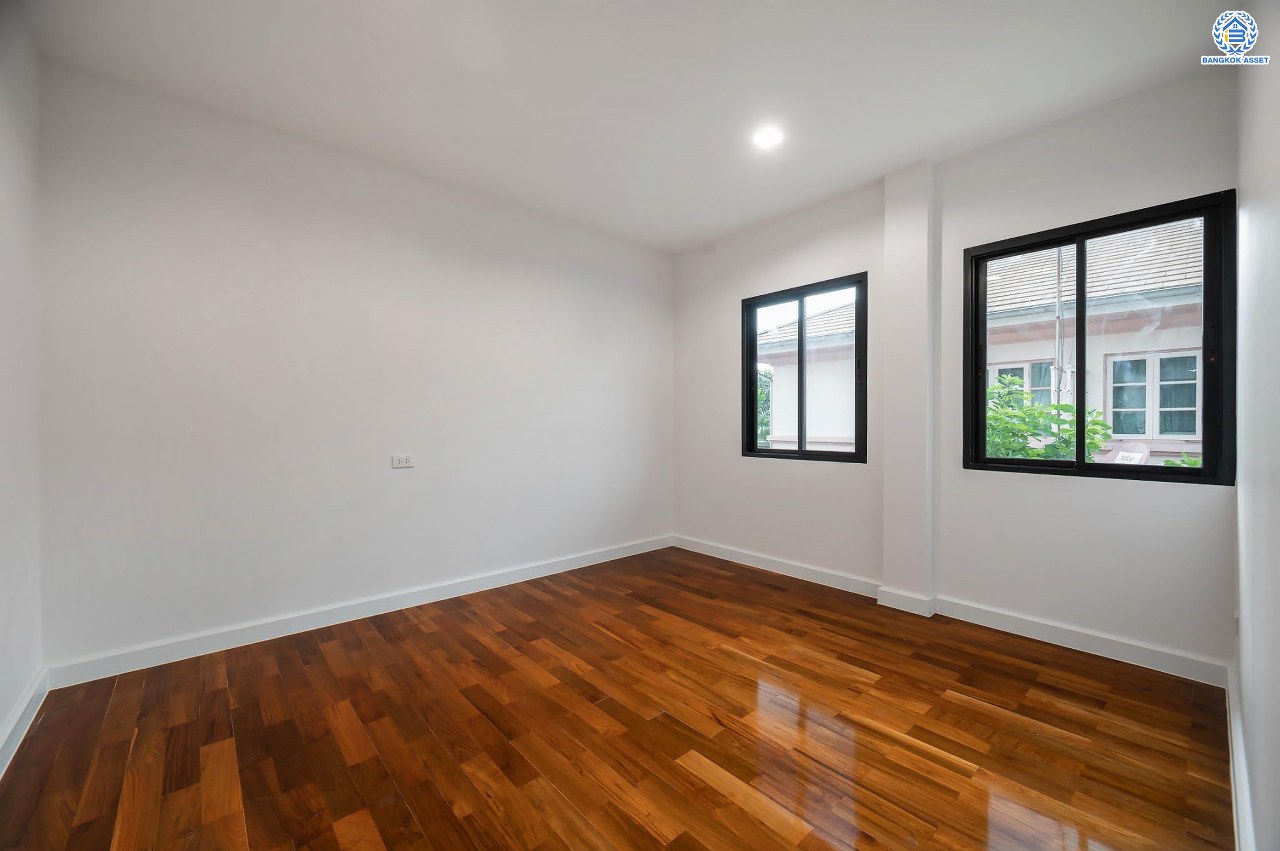 บ้านมือสองตกแต่งใหม่ โครงการ ลดาวัลย์ ปิ่นเกล้า-เพชรเกษม หลังมุม เนื้อที่ 102 ตร.ว. บนพื้นที่ใช้สอย 243.08 ตร.ม. ฟังก์ชัน 4 ห้องนอน 4 ห้องน้ำ 1 ห้องแม่บ้าน จอดรถได้ 2 คัน สภาพแวดล้อมดี ทำเลติดถนนกาญจนาภิเษก เดินทางเข้าสู่เมืองได้สะดวกเชื่อมต่อ ถนนเพชรเกษม ถนนราชพฤกษ์ ถนนกัลปพฤกษ์ ใกล้เดอะมอลล์บางแค ใกล้รถไฟฟ้าสายสีน้ำเงิน "สถานีหลักสอง" และ จุดขึ้นทางด่วน "ศรีรัช"